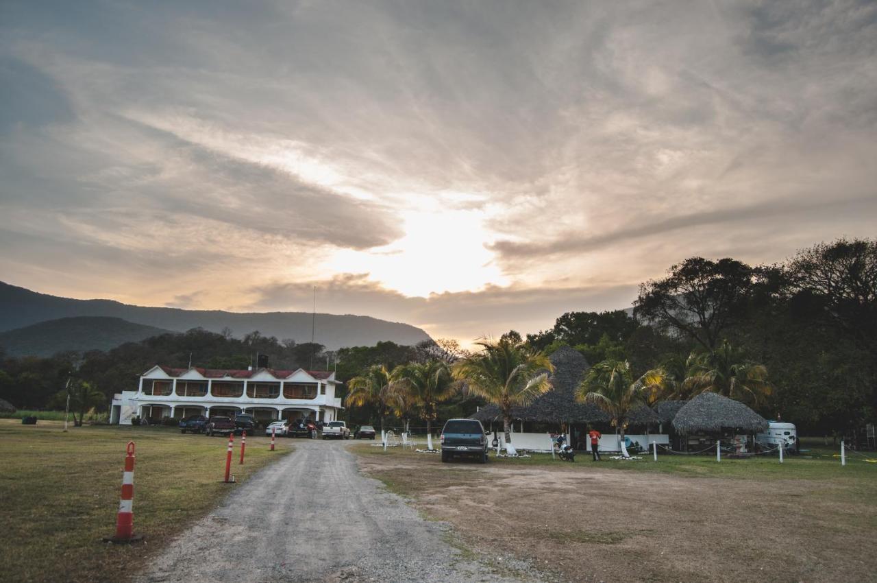 Hotel Y Restaurante El Texano Тамасопо Экстерьер фото