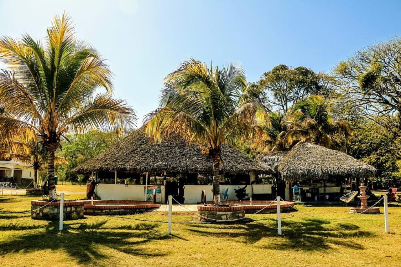 Hotel Y Restaurante El Texano Тамасопо Экстерьер фото